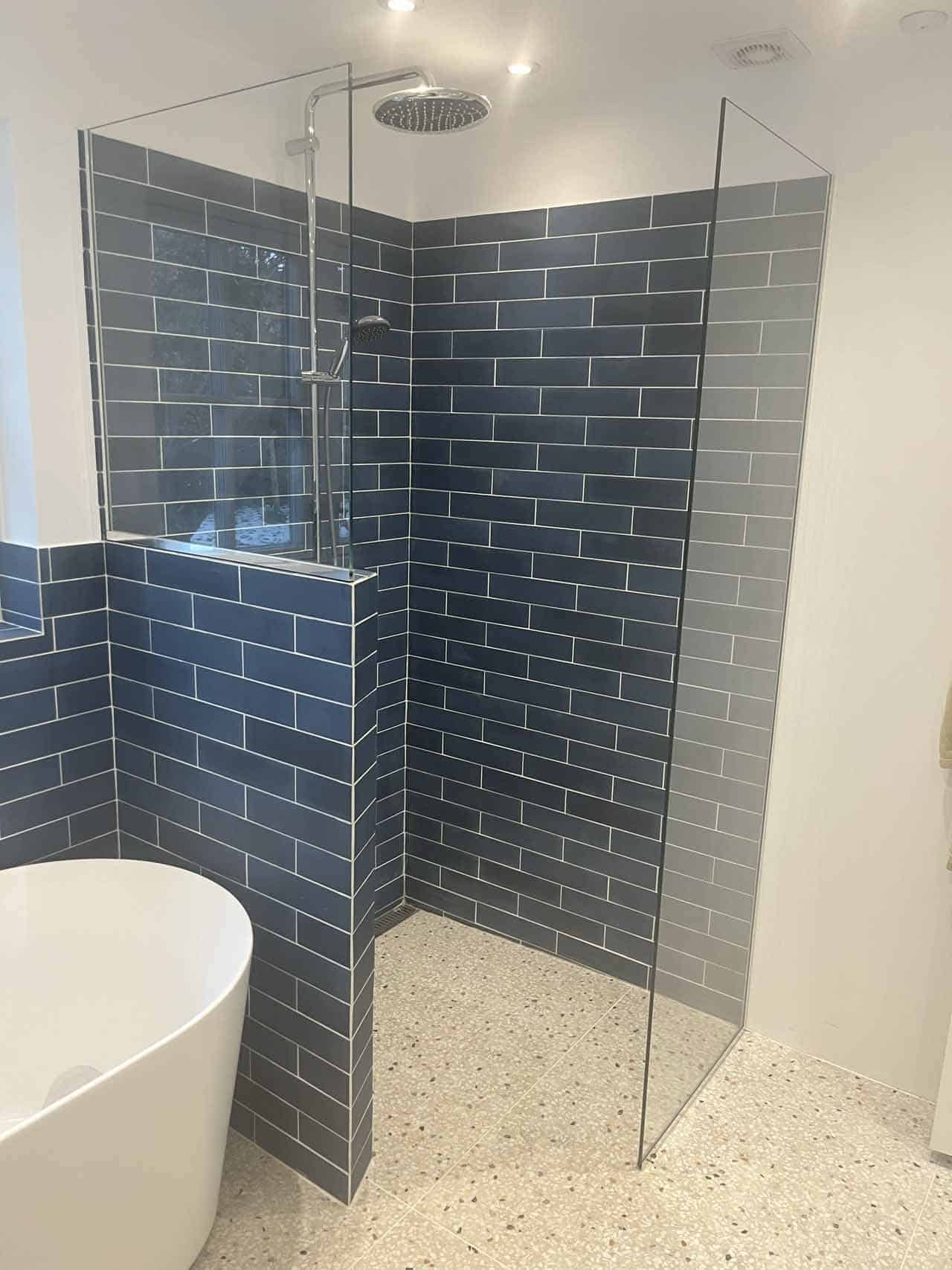 Skab lys og luft: Guide til at vælge den perfekte glasvæg til dit badeværelse